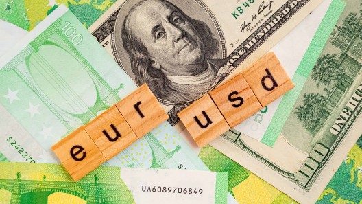 Economista cubano explica el por qué del descenso del precio del dólar en Cuba