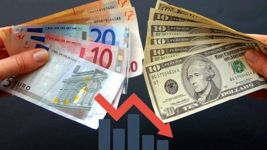El precio del dólar y del euro siguen cayendo en el mercado informal de divisas de Cuba hoy