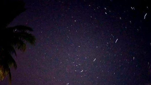 Extraño avistamiento de una hilera de luces en el cielo de Matanzas