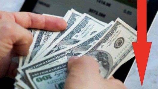 Gran caída en el precio del dólar hoy en Cuba. Así está la tasa de cambio del euro y la MLC en el mercado informal