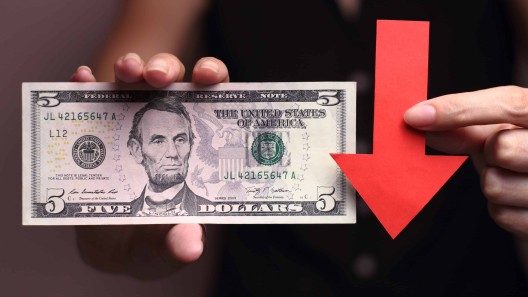 Advierten que la caída del precio del dólar en Cuba podría ser temporal