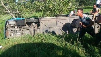 Accidente en Cuba: Una Yutong arrendada se vuelca en carretera de Camagüey