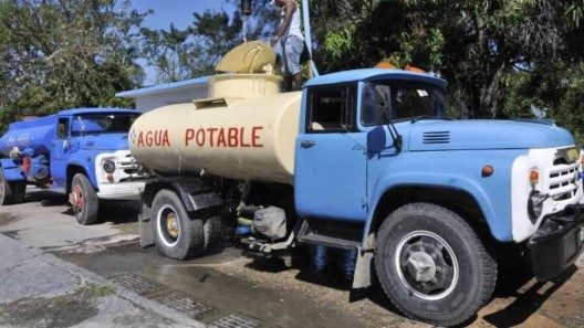 Arrestan a dirigente de Acueducto por corrupción: pipas de agua para llenar su piscina