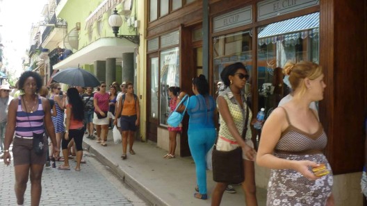 Baja el dólar en Cuba, pero ¿los precios estatales suben?