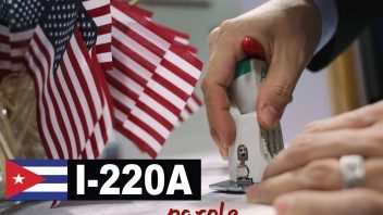 Cubanos con I-220A en Miami consideran renunciar a su ciudadanía para evitar deportaciones. Esto dicen los abogados
