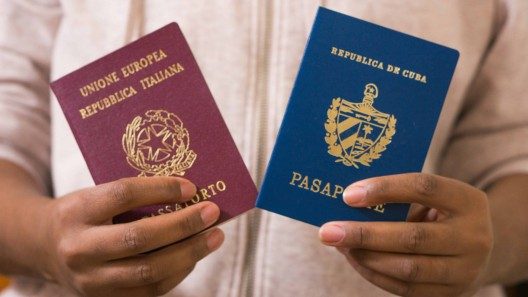 Cubanos entrarían con pasaporte extranjero a la isla si cumplen este requisito