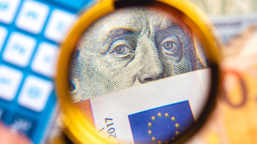 Economista explica por qué el «baja y sube» del dólar en Cuba y hasta dónde llegará