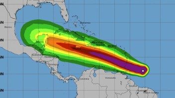 Huracán Beryl de Categoría 4 se acerca a las Islas de Barlovento