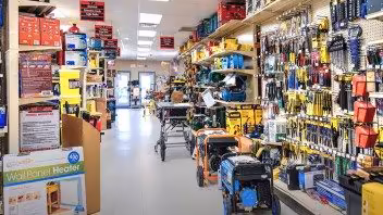 Tiendas de Florida bajan sus precios por inicio de temporada de huracanes