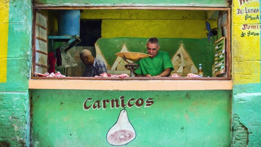 ¿Qué se puede comprar con un salario mínimo en Cuba? Joven lo demuestra en redes