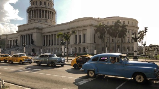 Retiro de chapas a directivos cubanos que no recojan pasajeros en carros estatales