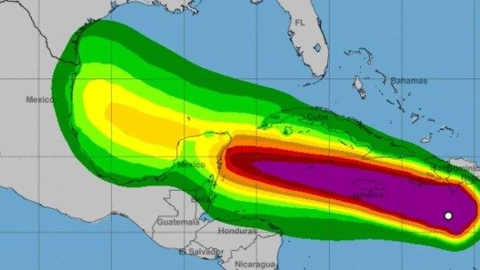 Beryl de categoría 4 estará al mediodía afectando Jamaica, al sur de Cuba