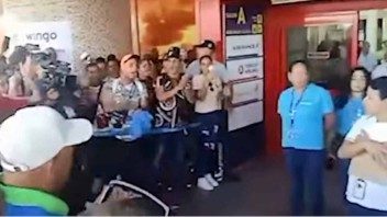 Interviene policía ante protesta en el Aeropuerto de La Habana: Cubanos se sienten estafados por Wingo que les prohíbe volar