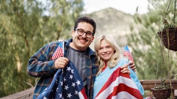 Nueva medida del DHS permite a cónyuges no ciudadanos solicitar residencia en EEUU