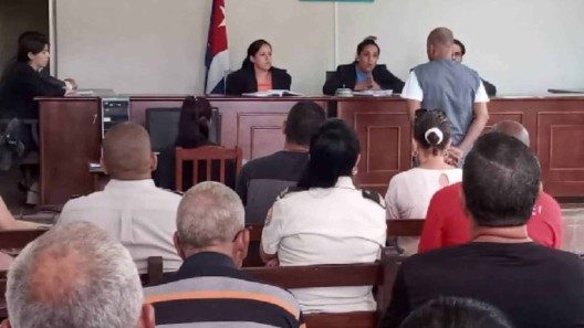 ¡Prisión a carretillero cubano! Ataca con pesas y golpea en la cara a Inspectora.