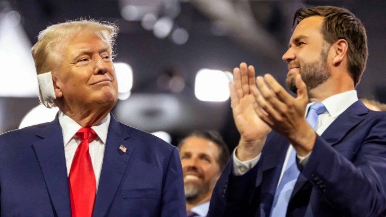 Trump reaparece con la oreja vendada y ya es oficialmente candidato del Partido Republicano