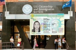 Estados Unidos endurece acceso a la green card: ¿quiénes deberán salir del país para solicitarla?