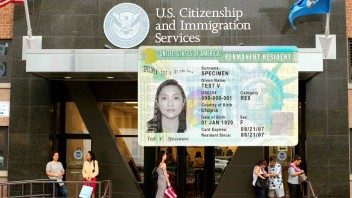 Indocumentados podrán desde hoy empezar a solicitar la Green Card con USCIS