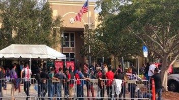 Instan a cubanos con I-220A a pedir el «Parole in Place»