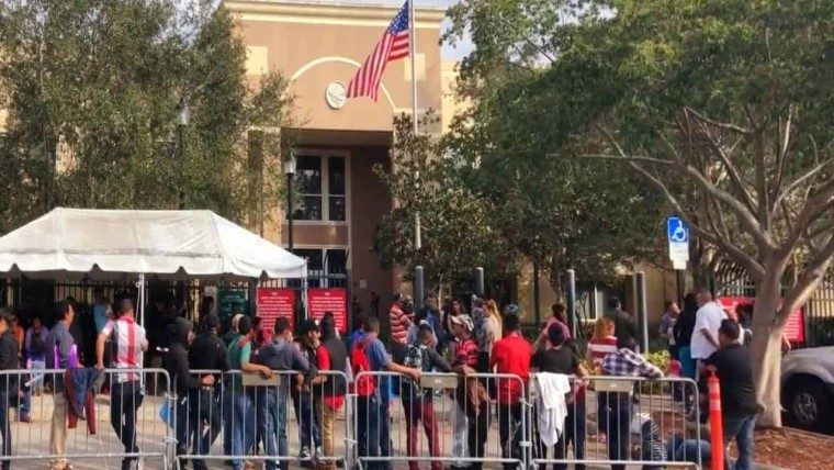 Instan a cubanos con I-220A a pedir el «Parole in Place»