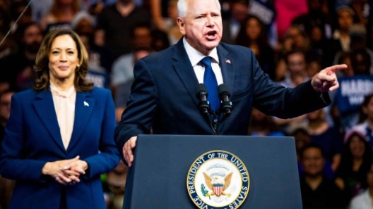 Kamala Harris ya tiene compañero de fórmula: Tim Walz, gobernador de Minnesota