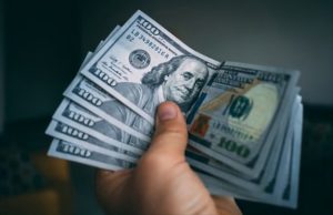 El dólar sigue subiendo en Cuba: mercado informal de divisas y tasas de cambio oficiales