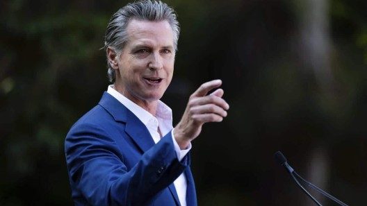 El Gobernador de California firma ley que restablece duras penas por robos y saqueos