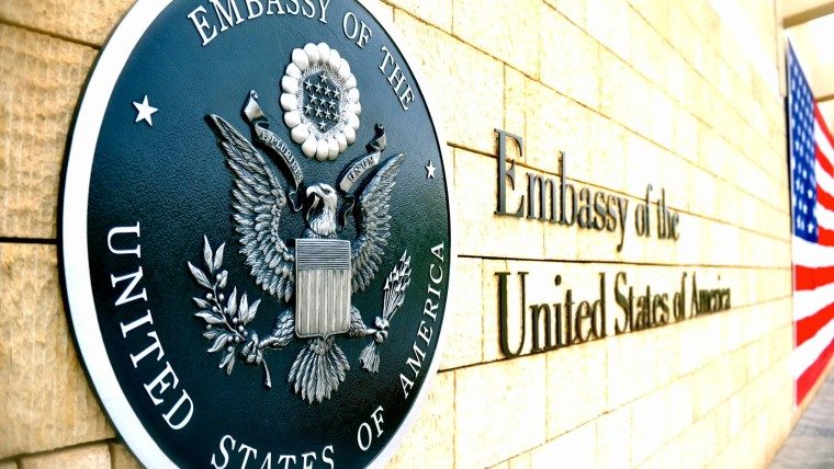 Embajada de Estados Unidos cierra desde este lunes la sección de visas ante la no aceptación de deportados por parte de Petro