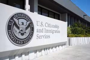 Cubanos con green card demorada: abogado explica cuándo conviene demandar a USCIS