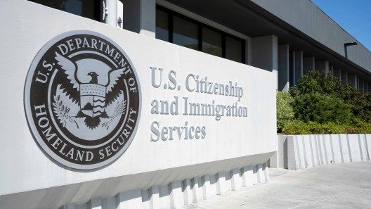 Cubanos con green card demorada: abogado explica cuándo conviene demandar a USCIS