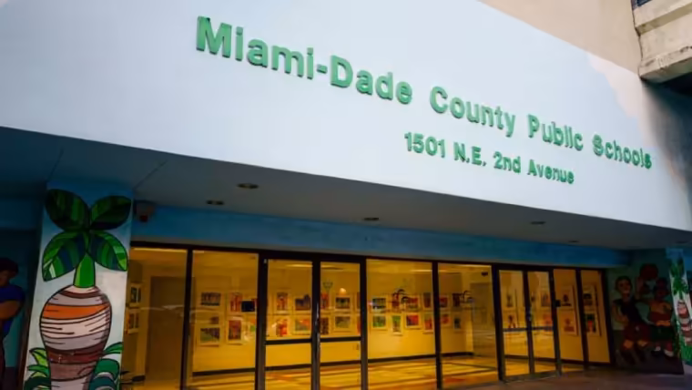 Escuelas y universidades del sur de Florida cerrarán por el huracán Milton