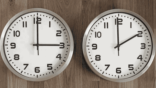 España ajusta sus relojes al horario de invierno: ¿cuál es la diferencia ahora con Cuba?