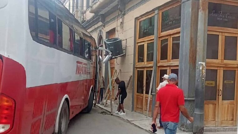 Accidentes en La Habana: Aparatoso choque de un bus de Transmetro contra un edificio