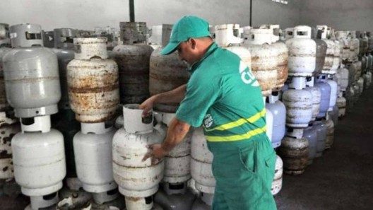 Limitan venta de gas licuado a la población cubana por déficit
