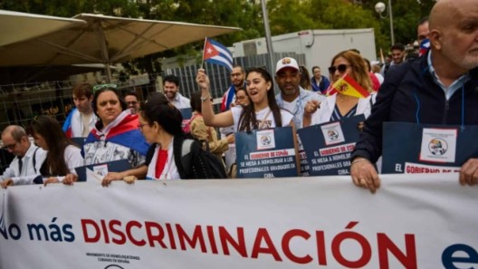 Médicos cubanos podrán colegiarse en Madrid sin necesidad del certificado de no inhabilitación