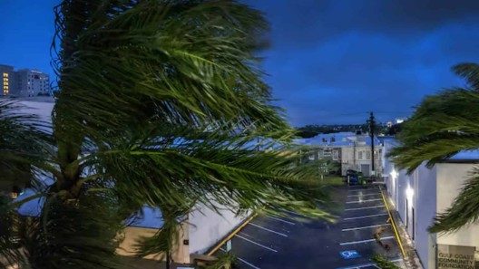 Milton sigue siendo Huracán tras arrasar la costa oeste de Florida, según parte del NHC