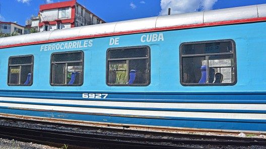 Restablecen parcialmente los trenes nacionales de pasajeros tras el paso del huracán Melissa