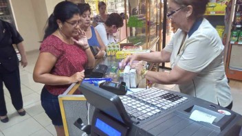 Tiendas en Cuba comienzan a aceptar dólares y euros en efectivo