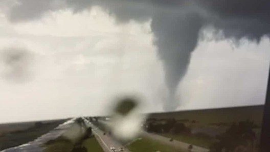 Tornado atraviesa la carretera I-75 en Florida 