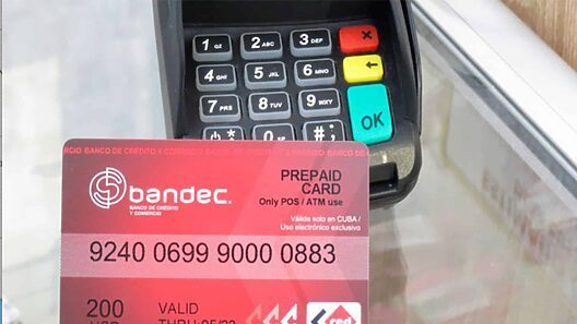 Banco cubano lanza nuevo servicio de sus tarjetas magnéticas