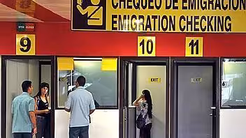 Miles de viajeros no pueden salir de Cuba por estar en la lista negra de la ONAT