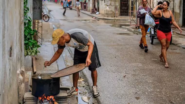 Gobierno cubano prevé gran caída del PIB en 2024 por desastres naturales y crisis energética