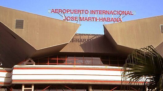 Suspenden vuelos en Cuba ante la amenaza de Rafael, que entrará como huracán este miércoles
