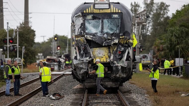 Tren de alta velocidad colisiona con camión de bomberos en Florida, dejando 15 heridos