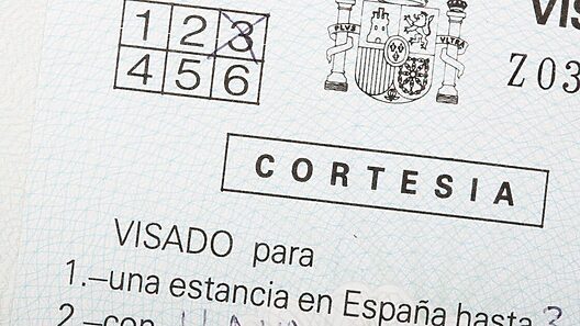 ¿Visado de estudio o de trabajo? Opciones para los cubanos que buscan emigrar a España