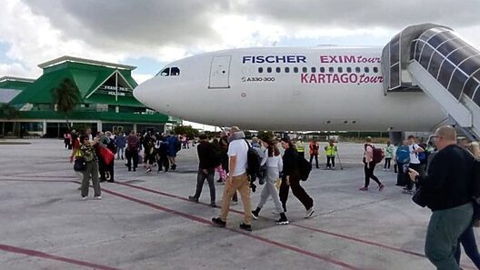 Turistas de Europa Central inauguran nuevo vuelo directo a este aeropuerto cubano