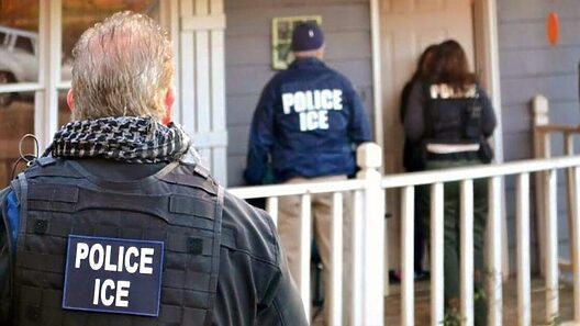 ICE toca a la puerta de las viviendas buscando indocumentados: Intensifican redadas en barrios latinos