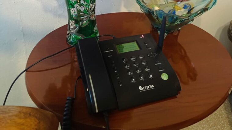 Polémica por la recontratación de los “teléfonos de minutos” en Cuba