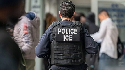 ICE intensifica arrestos de inmigrantes y advierte que estos inmigrantes también pueden ser detenidos y deportados