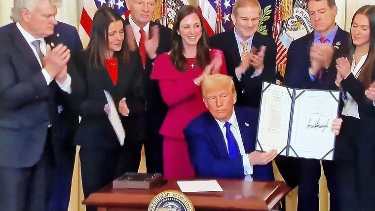 Última Hora: Trump firma ley que facilita detenciones y deportaciones de indocumentados: basta una acusación para ser deportado